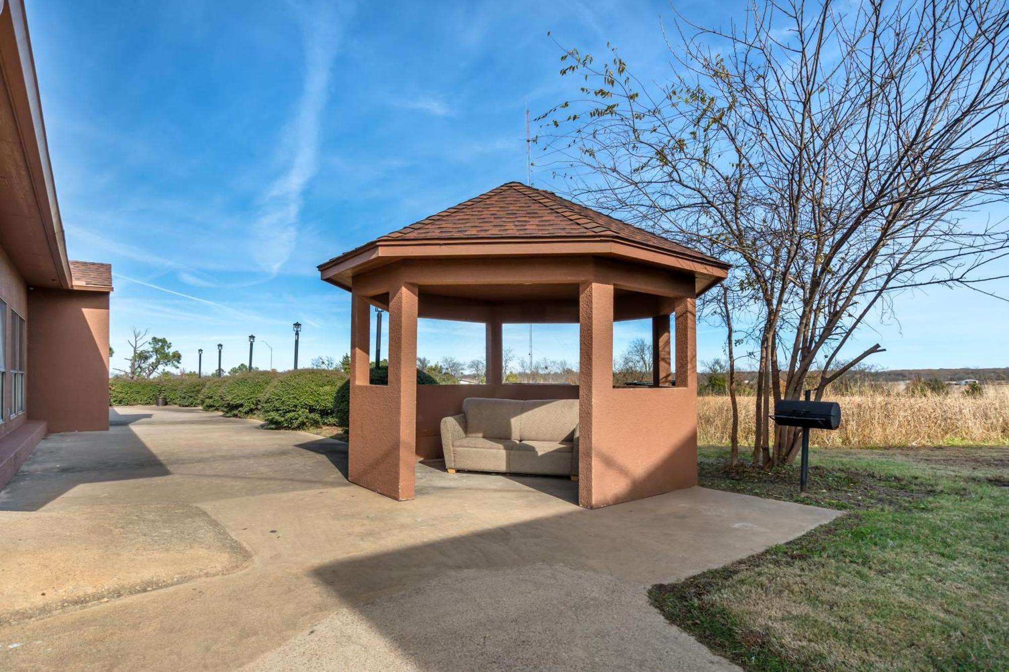 Red Roof Inn & Suites Sulphur Springs Exterior photo